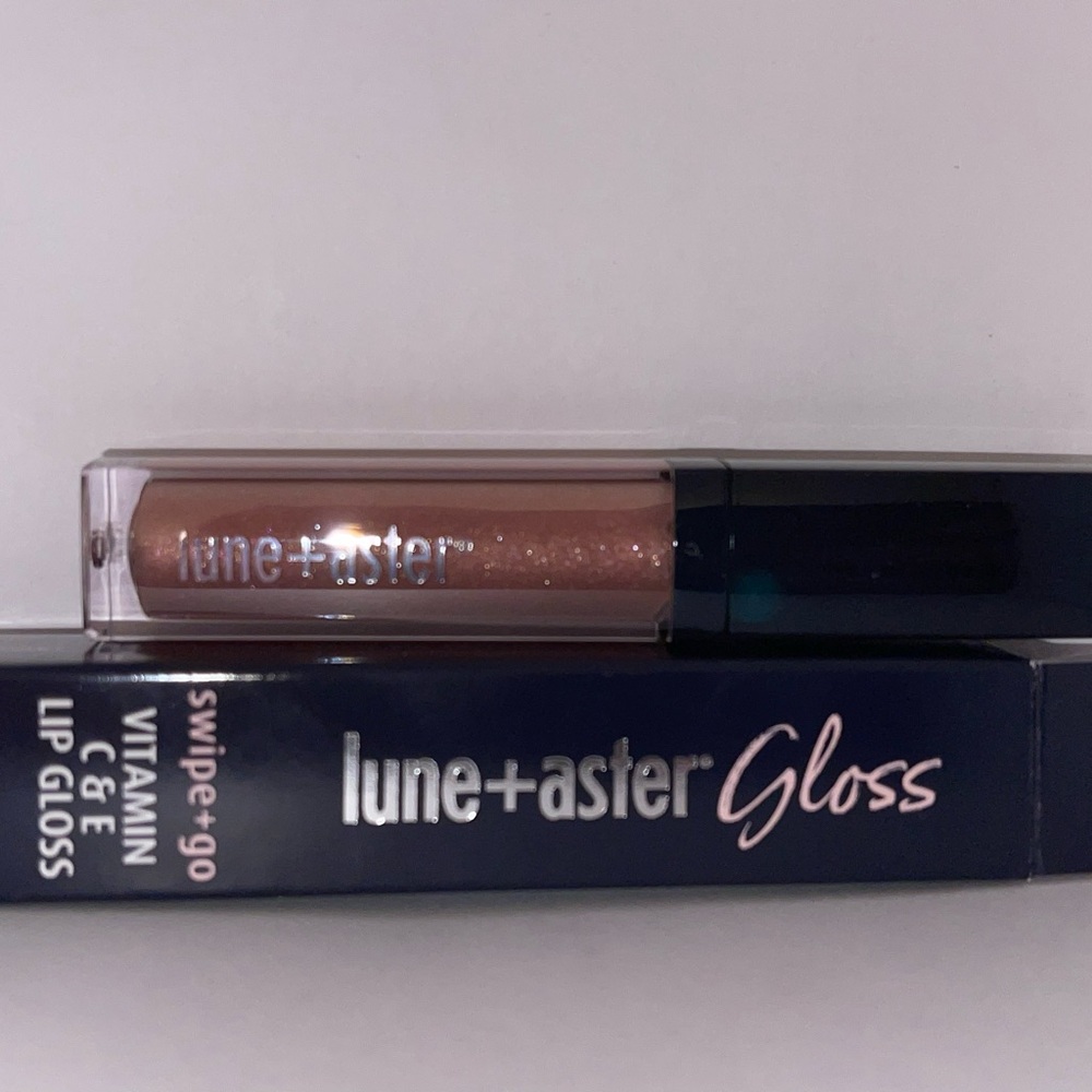 Brown Lip Gloss with High-Shine Finish